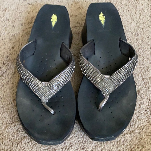 Volatile Size 10 rhinestone wedge flip-flops